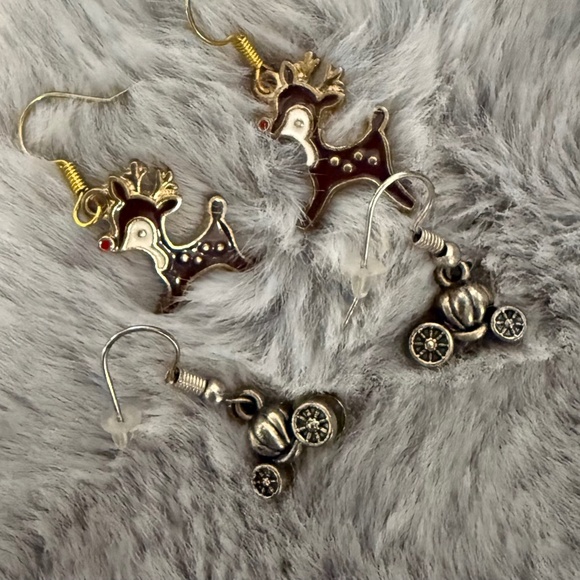 Reindeer & Cinderella coach pierced earrings. 2 pair - Picture 1 of 2